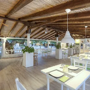 Otel Acrotel Athena, Elia Nikitis